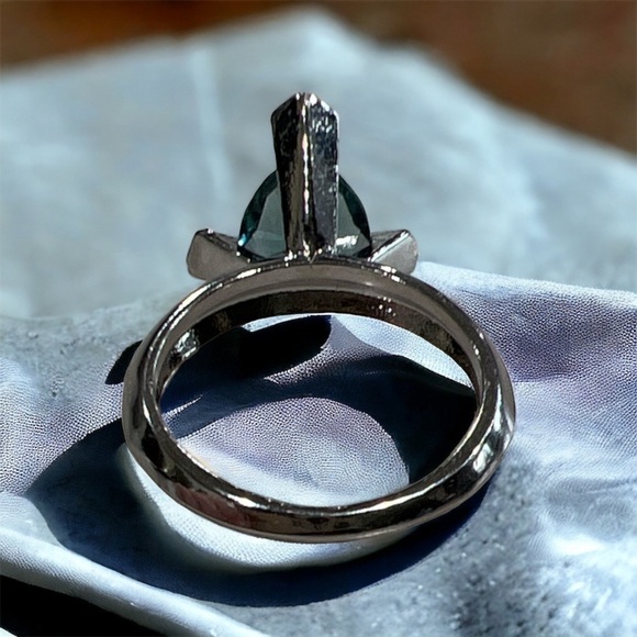 925 Sterling Silver Trillion Cut Teal Green Gemstone 3 Prong Ring - Picture 4 of 6